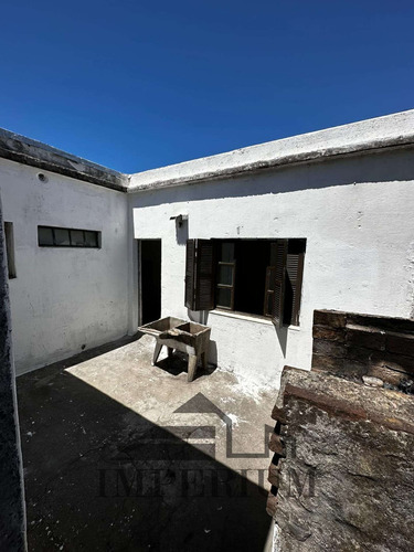 Casa De Dos Dormitorios Y Patio En Colón