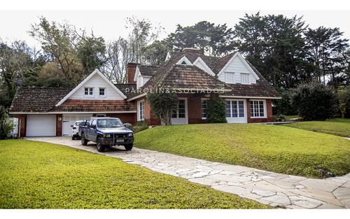 Venta Casa De 5 Dormitorios En Barrio Golf De Punta Del Este