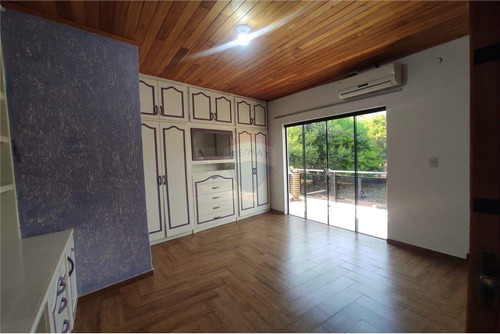 Vendo Amplia Casa En El Barrio Ka´avy Rory De Encarnación, Zona Uni: 4 Habitaciones Y 4 Baños.