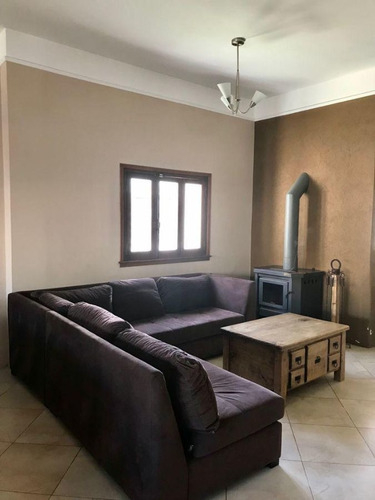 Imagen 9 de 30 de Hermosa Casa De 3 Ambientes Con Jardín Y Piscina En Venta - Turdera