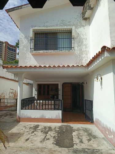 M.carpio Vende Casa Quinta En La Urb. Las Chimeneas