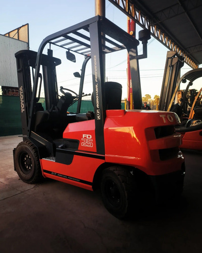 Imagen 2 de 4 de Autoelevador Toyota Triple Diesel Desplazador