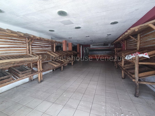 Local Comercial De Esquina Y A Pie De Calle (antiguo Local De Agrofrutas) En La Calle Igualdad