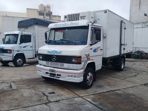Imagen 3 de 13 de Mercedes Benz 710/2000 Con Furgon Termico Y Pala