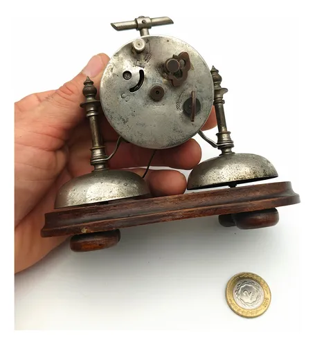 Reloj De Mesa A Cuerda Base Madera Raro (no Funciona) (Usado)