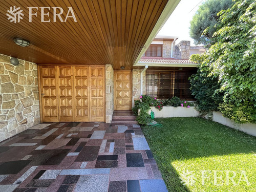 Venta De Casa 5 Ambientes Con Cochera, Jardin, Quincho Y Terraza En Quilmes (23201)