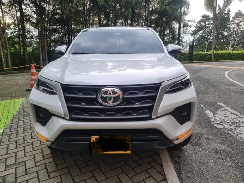 Toyota Fortuner 2.4l Sr Tp 2.4cc Td 7ab 4x2 2023 Único Dueño
