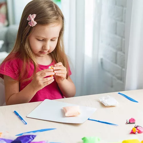 3 años chica creativa arts. Niño manos jugando con plastilina de arcilla de  colores. Auto-aislamiento Covid-19, educación en línea, educación en el  hogar. Niña pequeña Fotografía de stock - Alamy