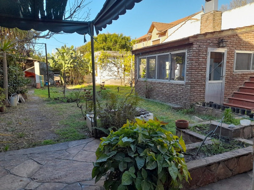 Imagen 3 de 17 de Excelente Terreno S/colectora C/chalet De 4 Amb En 2 Plantas Con Gran Jardín.
