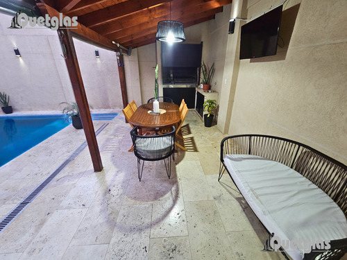 Venta Casa De 4 Ambientes, Con Garaje, Piscina Y Quincho Ap
