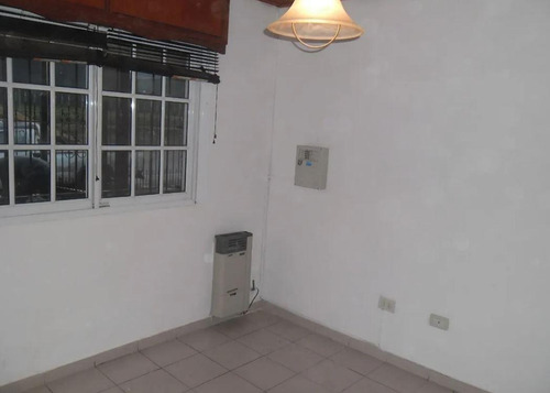 Casa Alquiler 2 Dormitorios 1 Baño 1 Patio 300 Mts 2 - Villa Elvira