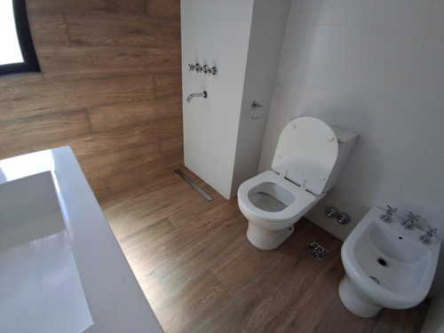 Venta De Departamento 3 Dormitorios Patio, Balcón Y Cochera