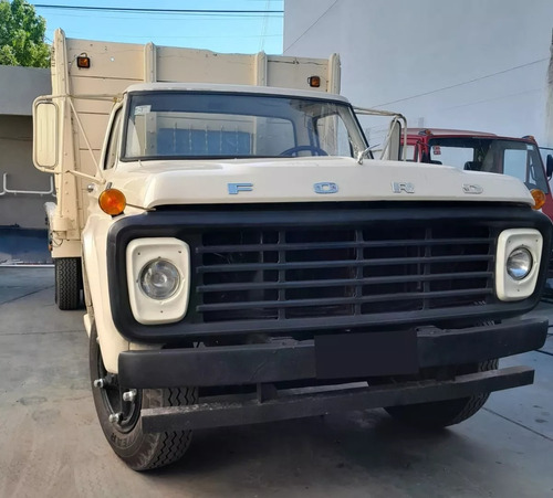 Ford F7000 Caja Playa, Cubiertas Delanteras Nuevas, Muy Buen