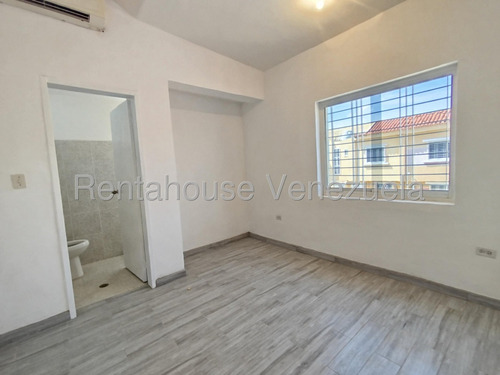 Townhouse En Alquiler Urb. Valle Jardín, Maracay 25-13740 Ki