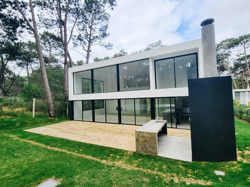 Casa En Punta Del Este. Venta Y/o Alquiler