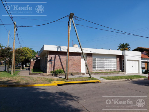 Casa En Venta 4 Ambientes, Bernal.