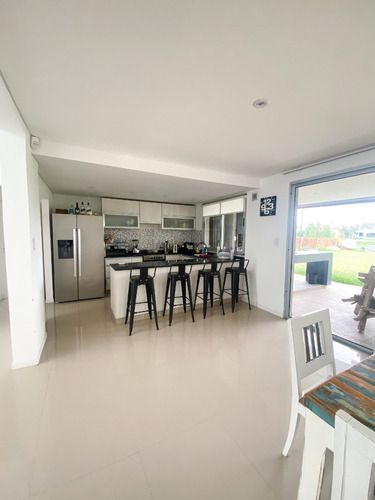 Imagen 3 de 10 de Venta De Casa Con Fondo A Laguna En Santa Rita, Canning