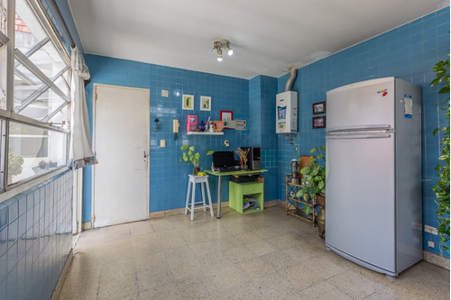 Ph En Piso Con Entrada Independiente De 3 Ambientes, Con Patio, Balcón, Cochera Y Terraza En Venta En Boedo, Caba.