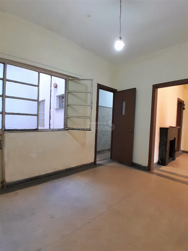 Venta De Casa 2 Dormitorios Centro, Yaguaron Y Mercedes., Ph, P. Baja C/patio