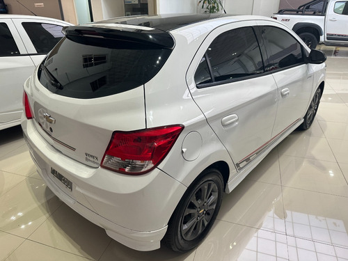 Imagen 9 de 17 de Chevrolet Onix 5puertas 1,4 Effect 2015 - Tm