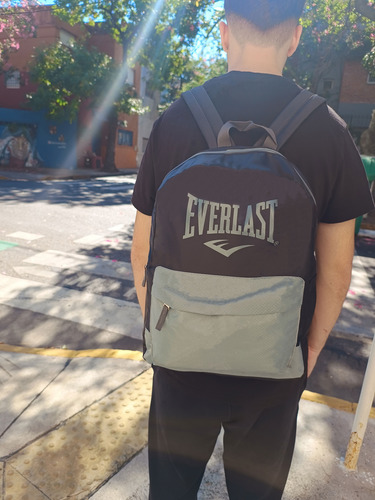 Mochila Everlast Universitaria Reforzada Portanotebook Negro Liso