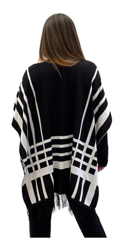 Poncho/ Capa Abierta Con Lineas En Contraste Y Flecos.