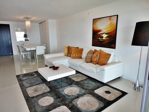 Apartamento En Venta De 3 Dormitorios Con Vista Al Mar En Icon Tower, Punta Del Este