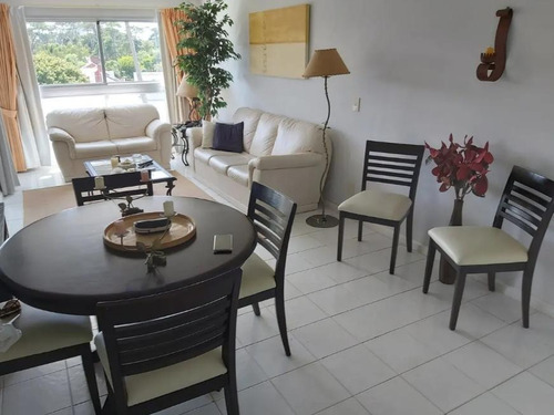 Imagen 2 de 17 de Excelente Apartamento De 2 Dormitorios En Edificio Palm Beach - Playa Mansa