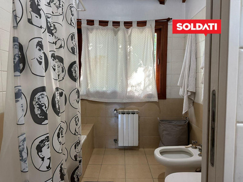 Casa En Venta Y Alquiler, Con 4 Cuartos Y Escritorio. Dependencia. Pileta. Apta Crédito.