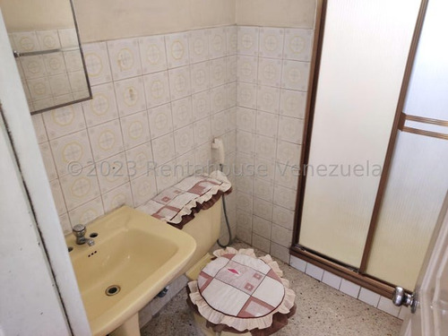 Imagen 18 de 30 de Apartamento En Venta En Av Pedro Leon Torres Barquisimeto De 125 Mts Con Una Excelente Distribución Entre 4 Habitaciones, 3 Baños, Cocina, Comedor, Sala Y Área De Balcón Gabriela C.