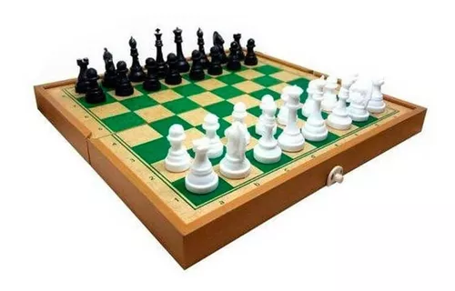 Tabuleiro de xadrez de madeira com os primeiros movimentos do peão de xadrez