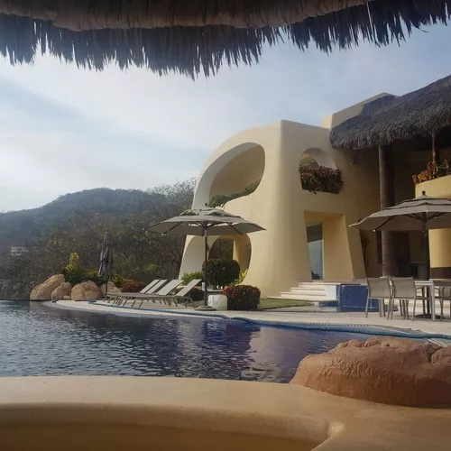 se renta casa sobre acantilado con vista extraordinaria, amplias recámaras, alberca infinita en la zona mas exclusiva del puerto de acapulco