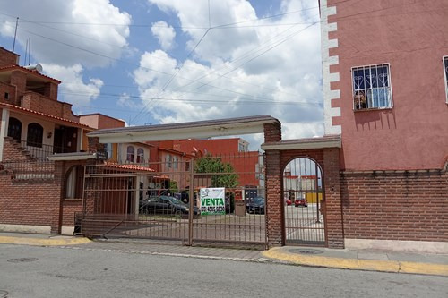 Casa En Venta En Los Sauces I, Toluca, Edomex. 3 Recámaras, 2 Y 1/2 Baños, 1 Estacionamiento.