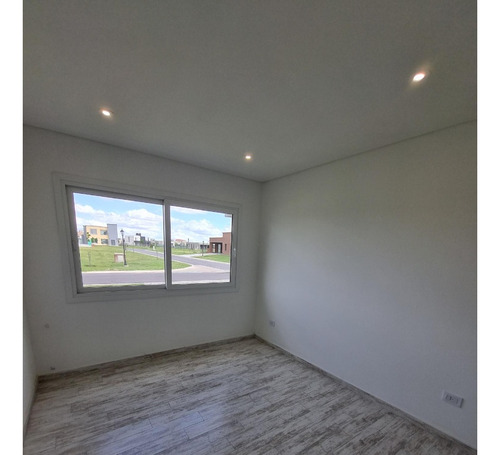 Casa A La Venta En San Simon De Canning!!! 3 Dormitorios Y Vista Al Pulmon Verde!!! Precio Increible!!!