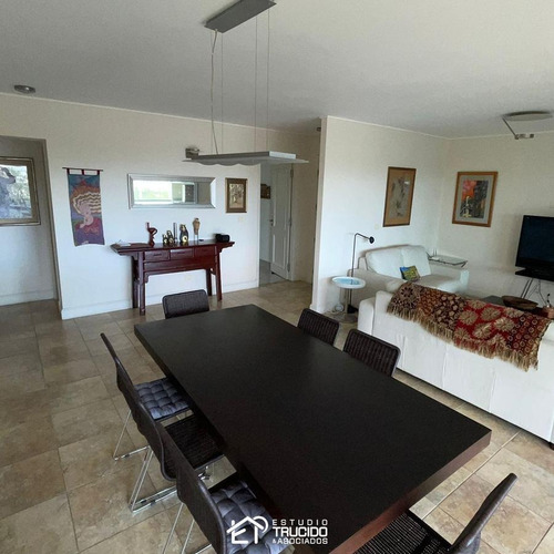 Imagen 4 de 13 de Venta - Destacable Departamento En Venta En Playa Mansa A Una Cuadra Del Mar. 4 Dormitorios En Suite.