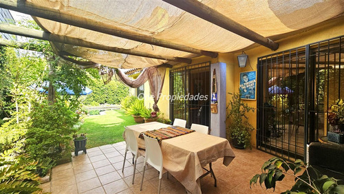 Casa En Venta De 4 Dorm.3 Baños Estar Servicio En Las Condes