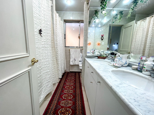 Amplia Y Luminosa Casa Con Ubicación Privilegiada Vitacura