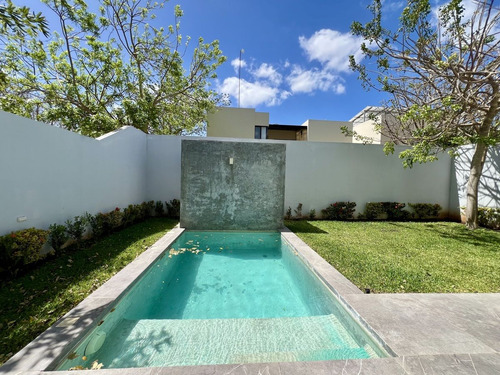 Casa En Venta En Mérida. Priv. Parque Natura En Esquina Y Alberca, Con Paneles