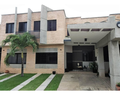 Townhouse Res. Muralla Alta En Urbanización Los Mangos Valencia Ap