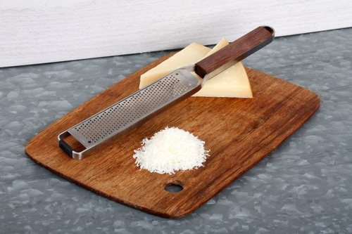 Imagen 2 de 4 de Zester Fino Con Mango De Madera De Nogal Microplane Master Series Usa
