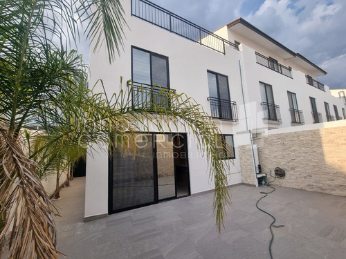 Casa En Venta De 4 Recámaras, En El Refugio, Torre De Piedra