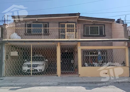 Amplia Casa En Venta, Fraccionamiento Oceanía.
