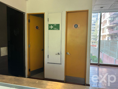Local Comercial En Arriendo En Las Condes En Primer Piso