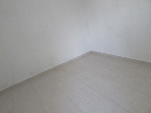 Imagem 3 de 14 de Casa 2 Quartos Com Terreno De 250 M2, Isolada Dos 2 Lados
