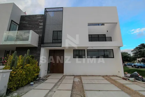 Puntarena Residencial: Casa Única Con Amplios Espacios Y Luz Natural.