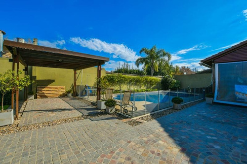Imagen 7 de 30 de Venta Imponente Casa De 4 Dormitorios Enorme Jardin - Rosario, Santa Fe.