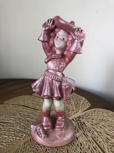 Estatueta Menina Cowgirl Em Resina E Pós De Mármore- 21cm