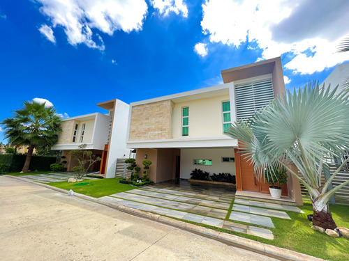 Elegante Casa Con Piscina En Proyecto Cerrado