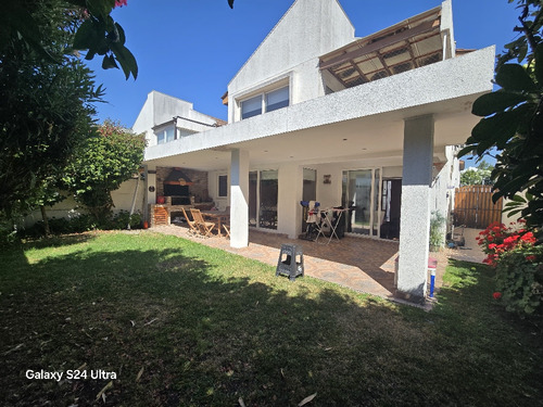 Casa Con Excelente Distribución Y Mantención