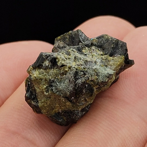 Piedra Mineral Epidota Verde Áspero